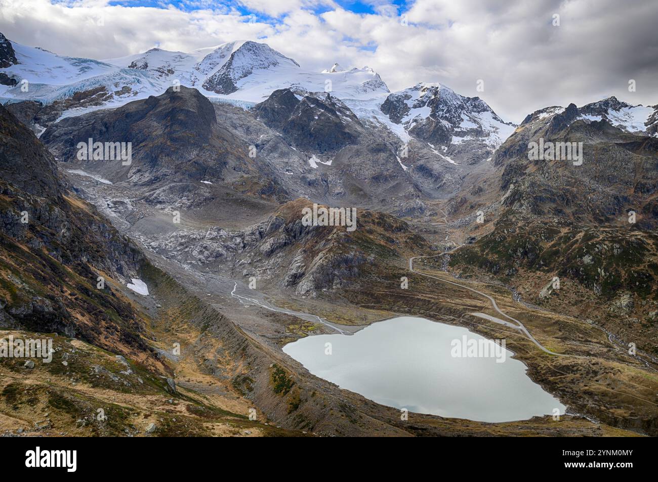 Der Gletscher Steinsee und der Steingletscher in den Urner Alpen (Innertkirchen, Schweiz) in der Nähe des Sustenpasses. Foto vom Oktober 2024. Stockfoto