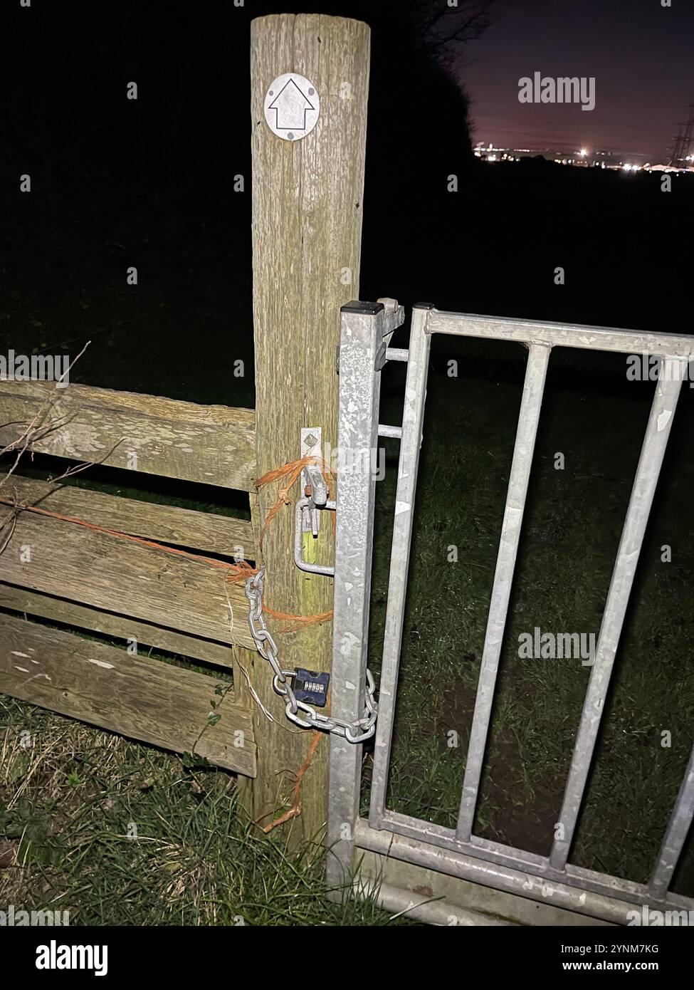 Ein Fußwegentor mit einem Vorhängeschloss verriegelt. - Smartphone-aufgenommenes Stockfoto