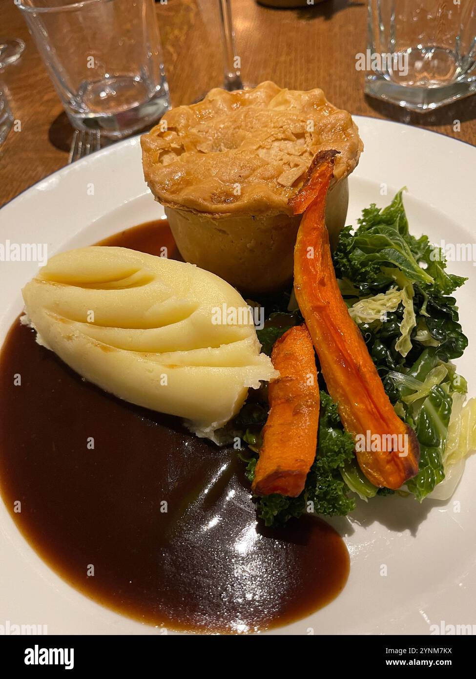 Steak Pie, Maische und Gemüse Hauptgericht in einem Cheshire Pub. - Smartphone-aufgenommenes Stockfoto