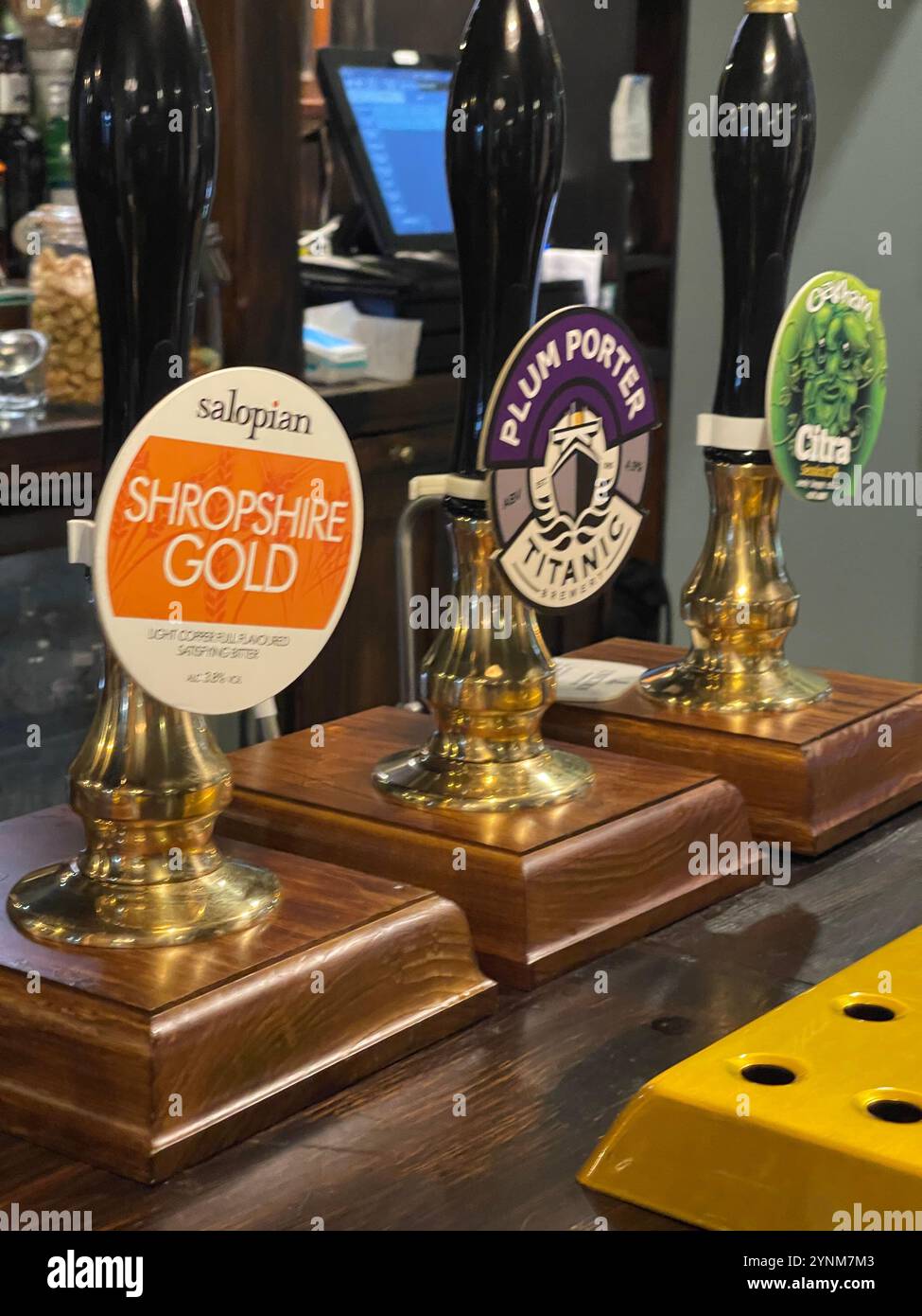 Handgezogene Bierpumpen in einem Cheshire Pub. - Smartphone-aufgenommenes Stockfoto