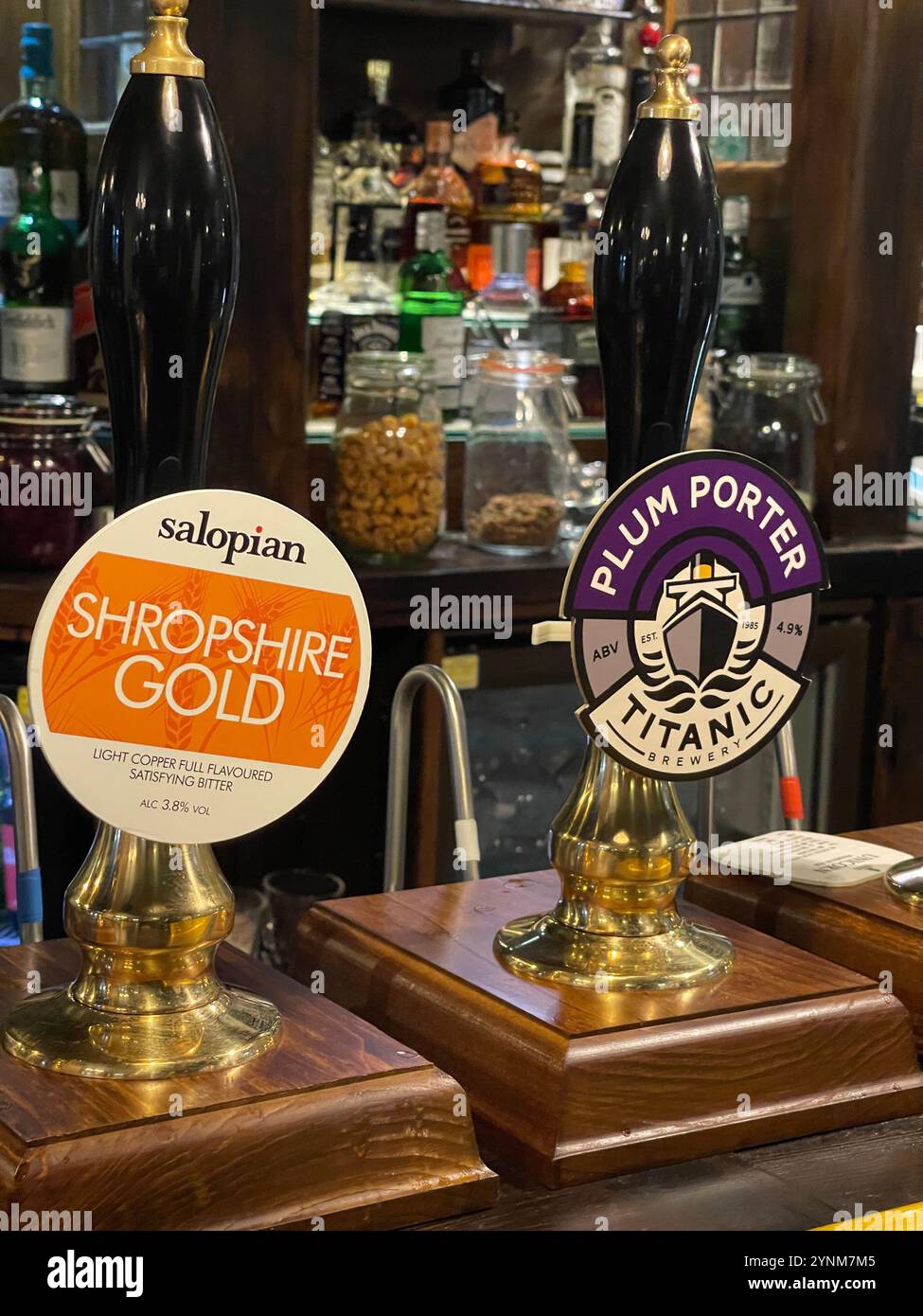 Handgezogene Bierpumpen in einem Cheshire Pub. - Smartphone-aufgenommenes Stockfoto