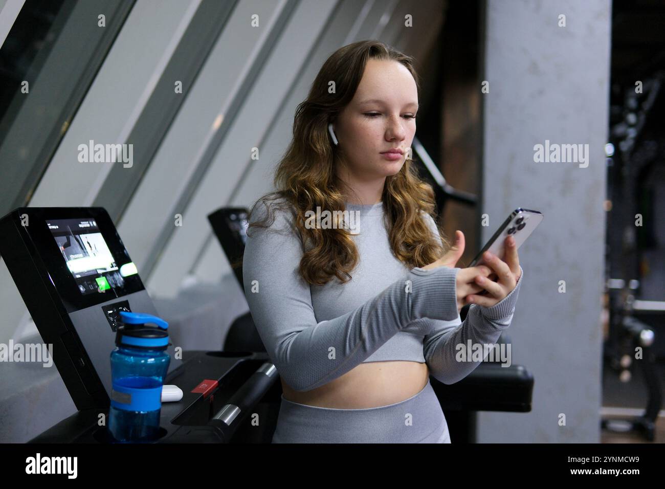 Teenager-Mädchen macht eine Pause vom Boxen im Fitnessstudio. Teenager-Mädchen müde im Fitnessstudio Stockfoto