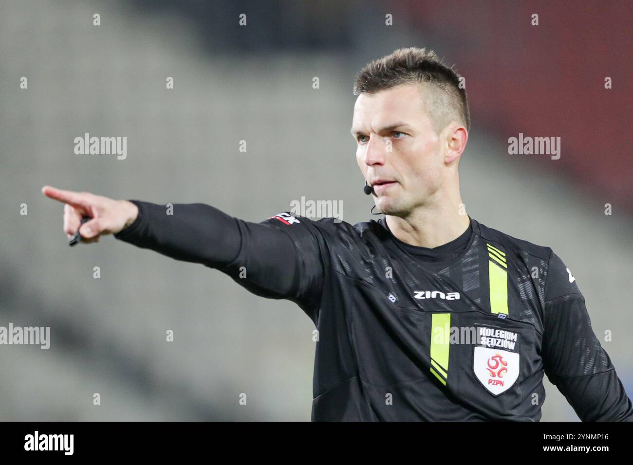 Krakau, Polen. November 2024. Schiedsrichter Marcin Szczerbowicz aus Polen beim Fußballspiel der Polnischen Liga PKO BP Ekstraklasa 2024/2025 zwischen Puszcza Niepolomice und Widzew Lodz im Cracovia Stadion. Endpunktzahl: Puszcza Niepolomice 2:0 Widzew Lodz. (Foto: Grzegorz Wajda/SOPA Images/SIPA USA) Credit: SIPA USA/Alamy Live News Stockfoto