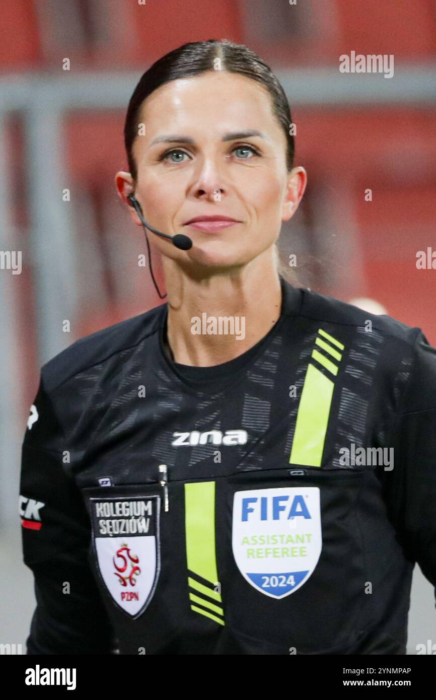 Krakau, Polen. November 2024. Schiedsrichterin Paulina Beranowska aus Polen beim Fußballspiel der Polnischen Liga PKO BP Ekstraklasa 2024/2025 zwischen Puszcza Niepolomice und Widzew Lodz im Cracovia-Stadion. Endpunktzahl: Puszcza Niepolomice 2:0 Widzew Lodz. (Foto: Grzegorz Wajda/SOPA Images/SIPA USA) Credit: SIPA USA/Alamy Live News Stockfoto