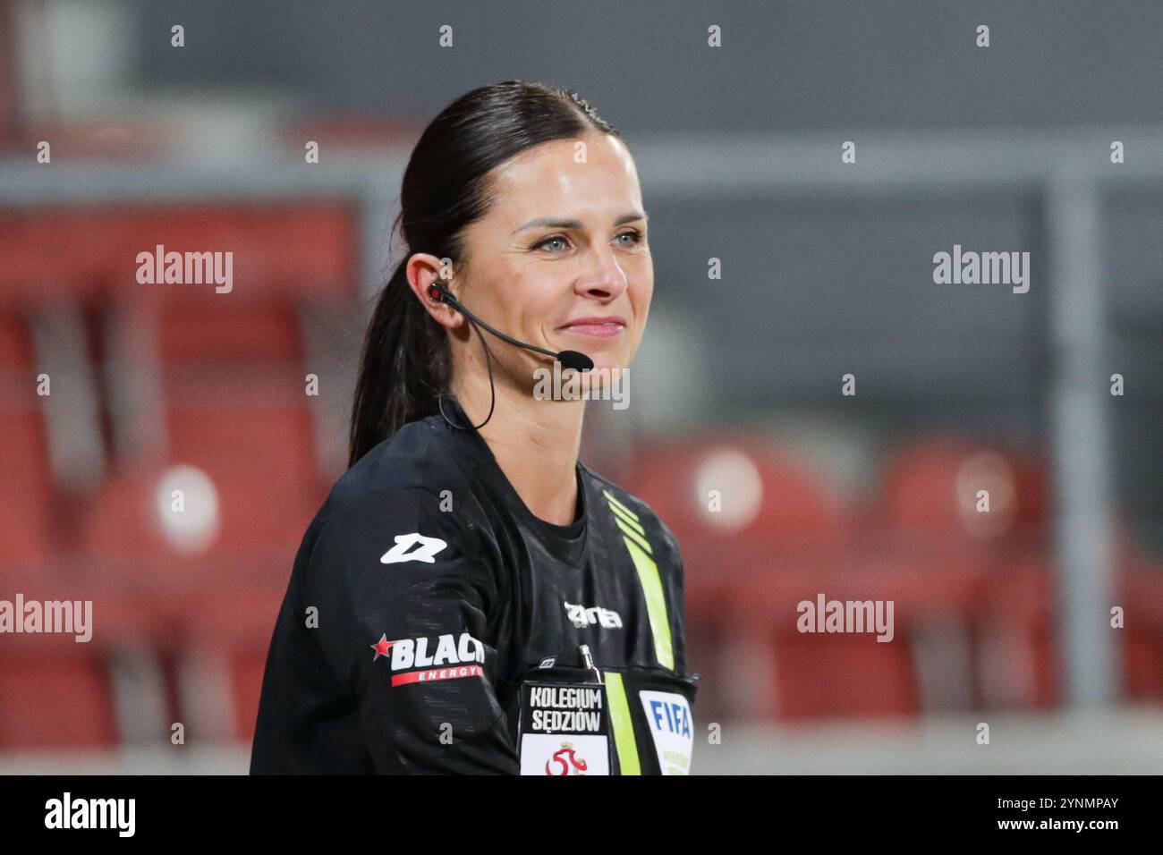Krakau, Polen. November 2024. Schiedsrichterin Paulina Beranowska aus Polen beim Fußballspiel der Polnischen Liga PKO BP Ekstraklasa 2024/2025 zwischen Puszcza Niepolomice und Widzew Lodz im Cracovia-Stadion. Endpunktzahl: Puszcza Niepolomice 2:0 Widzew Lodz. (Foto: Grzegorz Wajda/SOPA Images/SIPA USA) Credit: SIPA USA/Alamy Live News Stockfoto