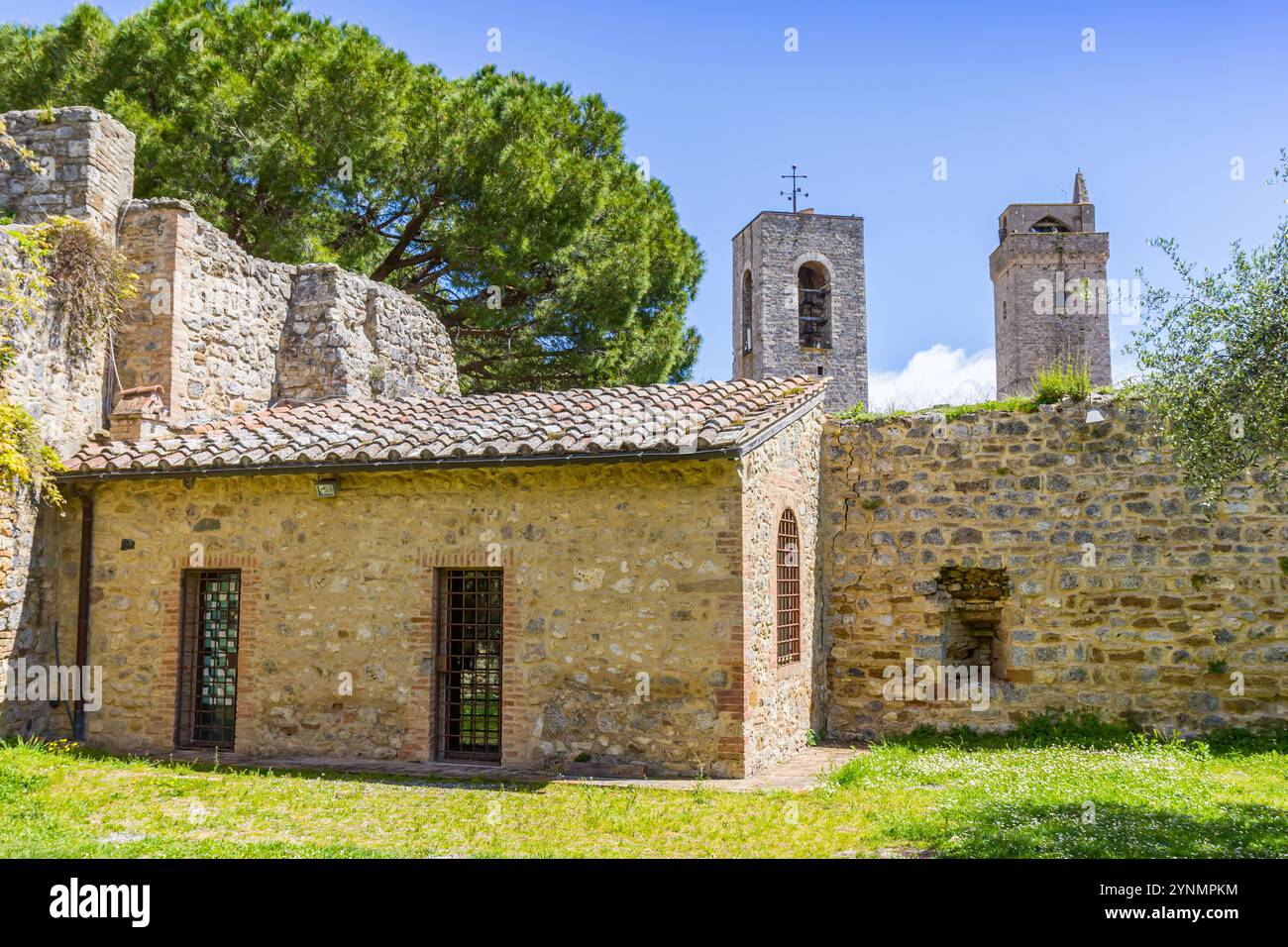 Stadtmauer und Türme in San Gimignano, Italien Stockfoto