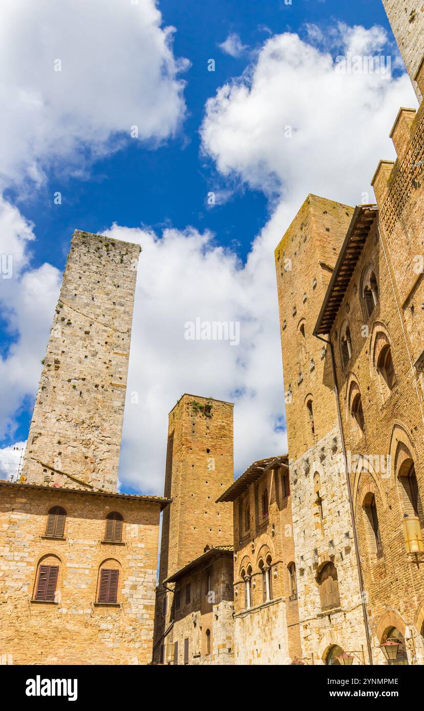 Domplatz mit vielen historischen Türmen in San Gimignano, Italien Stockfoto