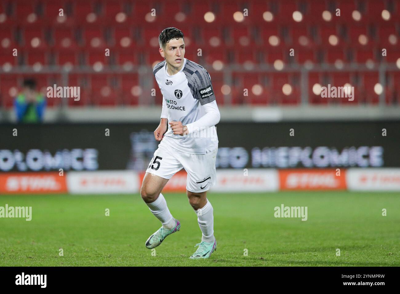 Krakau, Polen. November 2024. Michalis Kosidis von Puszcza Niepolomice wurde während des Fußballspiels der polnischen Liga PKO BP Ekstraklasa 2024/2025 zwischen Puszcza Niepolomice und Widzew Lodz im Cracovia Stadion beobachtet. Endpunktzahl: Puszcza Niepolomice 2:0 Widzew Lodz. (Foto: Grzegorz Wajda/SOPA Images/SIPA USA) Credit: SIPA USA/Alamy Live News Stockfoto