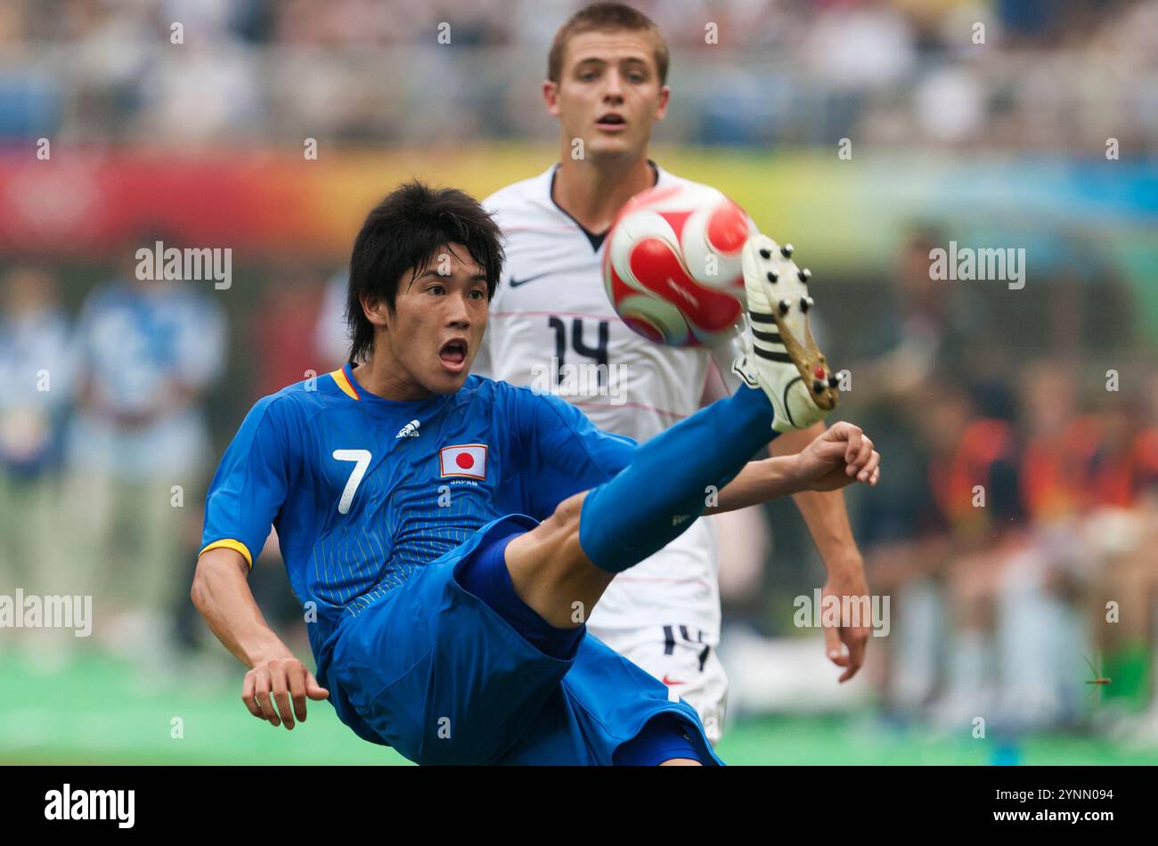 TIANJIN, CHINA - 7. AUGUST: Atsuto Uchida aus Japan macht den Ball gegen die Vereinigten Staaten während eines Gruppenspiels beim Fußballturnier der Olympischen Spiele in Peking am 7. August 2008 im Tianjin Olympic Sports Center Stadium in Tianjin, China. Nur redaktionelle Verwendung. (Foto: Jonathan Paul Larsen / Diadem Images) Stockfoto