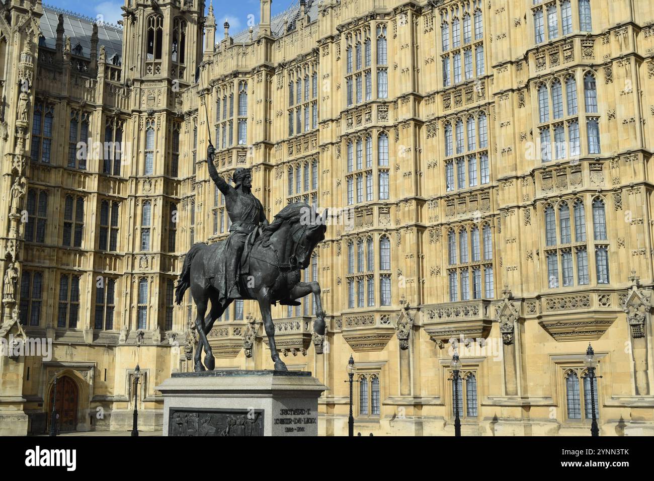 Richard Coeur de Lion ist eine denkmalgeschützte Reiterstatue des englischen Monarchen Richard I. aus dem 12. Jahrhundert, auch bekannt als Richard Löwenherz. Stockfoto