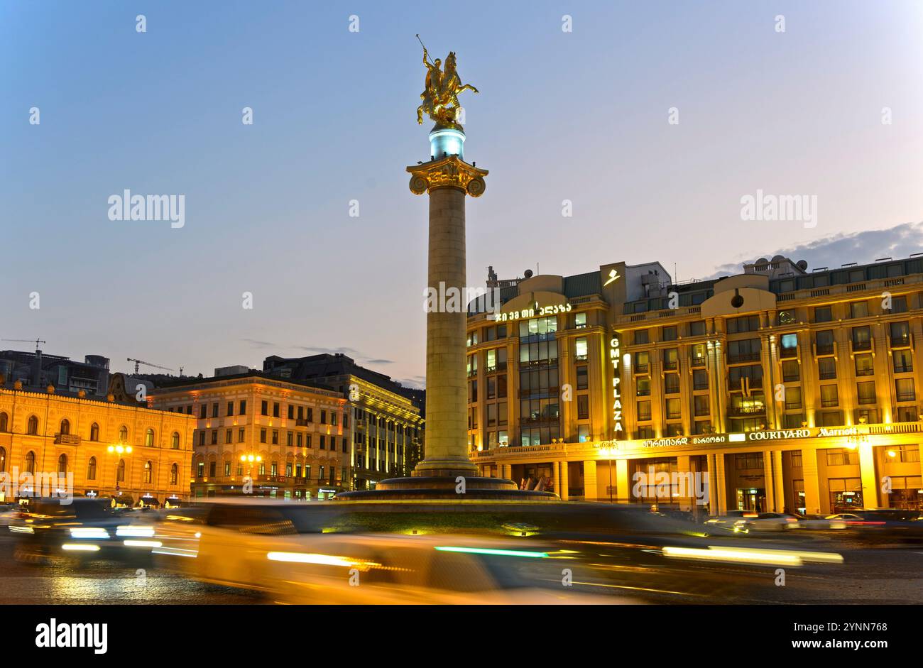 Abend auf dem Freiheitsplatz, Tavisuplebis Moedani, Säule mit der Statue des Heiligen Georg, der gegen den Drachen kämpft, Tiflis, Georgien Stockfoto