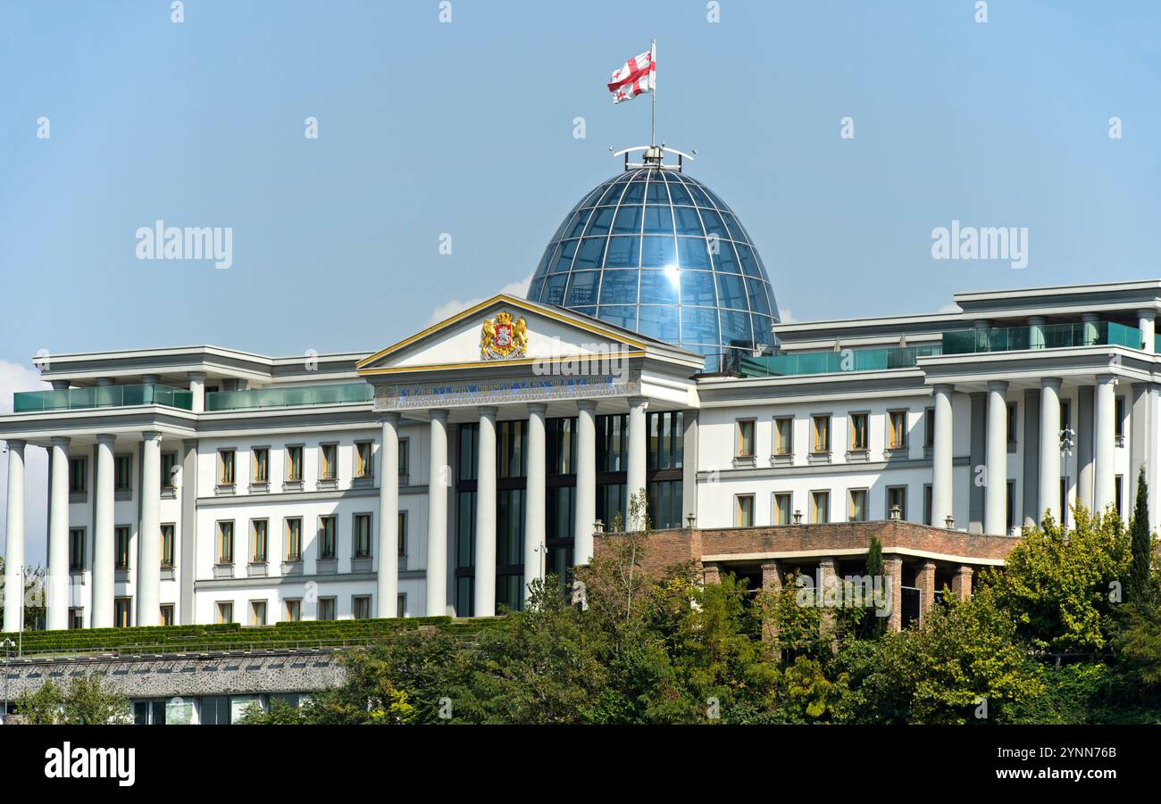 Die georgische Nationalflagge fliegt über dem Zeremonialpalast von Georgien, ehemals Präsidentenpalast in Tiflis, Georgien Stockfoto