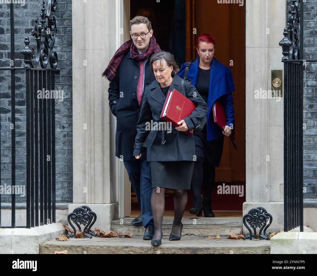 London, England, Großbritannien. November 2024. Der Staatssekretär für Wales JO STEVENS (Mitte), der Staatssekretär im Finanzministerium Darren Jones (links) und die Staatssekretärin für Verkehr Louise Haigh verlassen die Downing Street nach einer Kabinettssitzung. (Kreditbild: © Thomas Krych/ZUMA Press Wire) NUR REDAKTIONELLE VERWENDUNG! Nicht für kommerzielle ZWECKE! Stockfoto