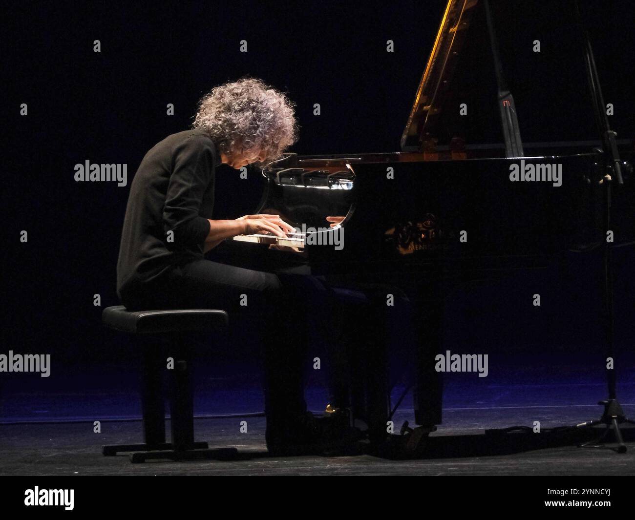 Teatro Filarmonico, Verona, Italien, 25. November 2024, Giovanni Allevi während GIOVANNI ALLEVI - PIANO SOLO TOUR 2024 - italienischer Sänger Musikkonzert Stockfoto