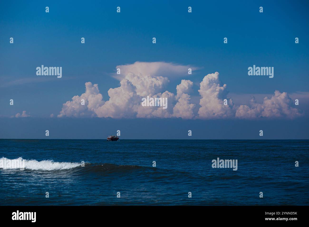 Boot Segeln unter den Wolken Stockfoto