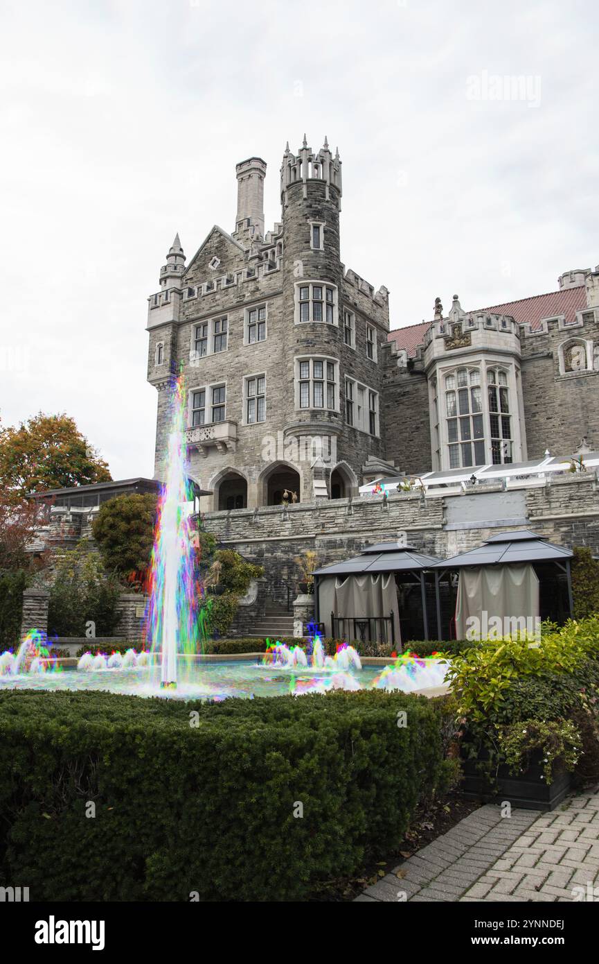 Wasserbrunnen-Trikolore-Effekt im Casa Loma auf der Austin Terrace in Toronto, Ontario, Kanada Stockfoto