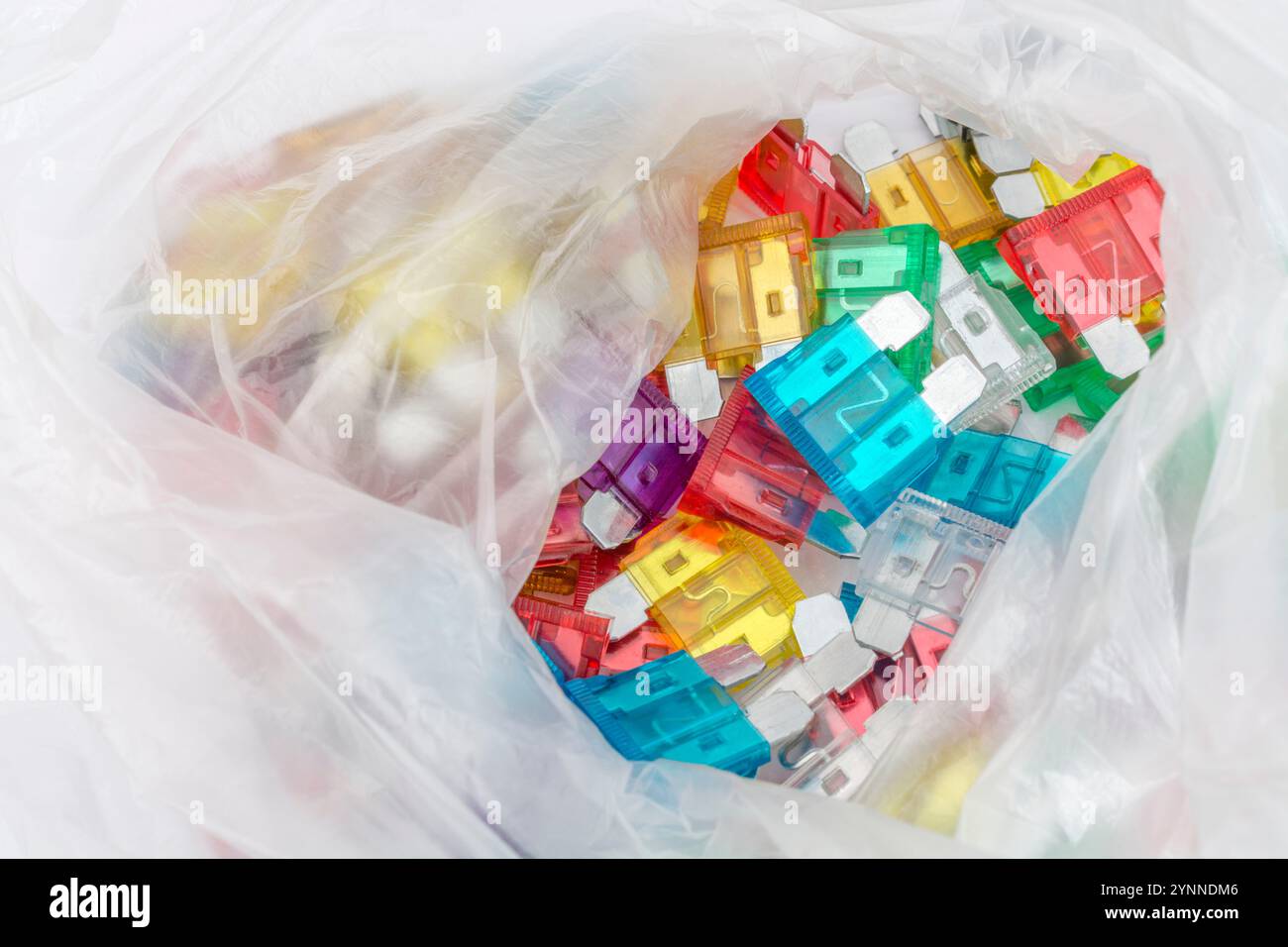 In Packungen verpackte Masse an bunten Kfz-Stecksicherungen in verschiedenen Farbcodierung für Amp. Metapher-Diversität, Wahl. Stockfoto