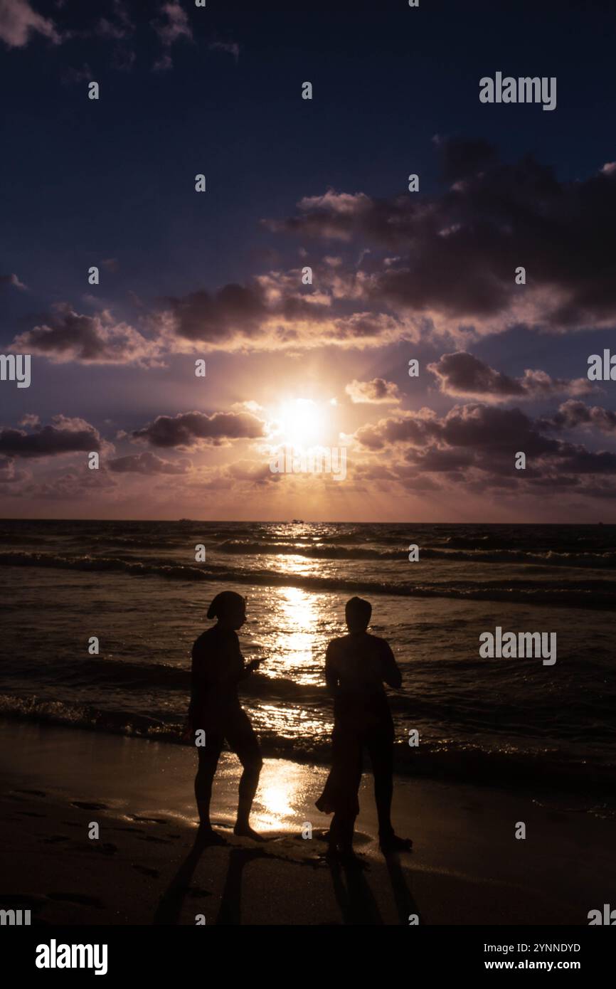 Zwei Frauen, die am Strand spazieren gehen Stockfoto