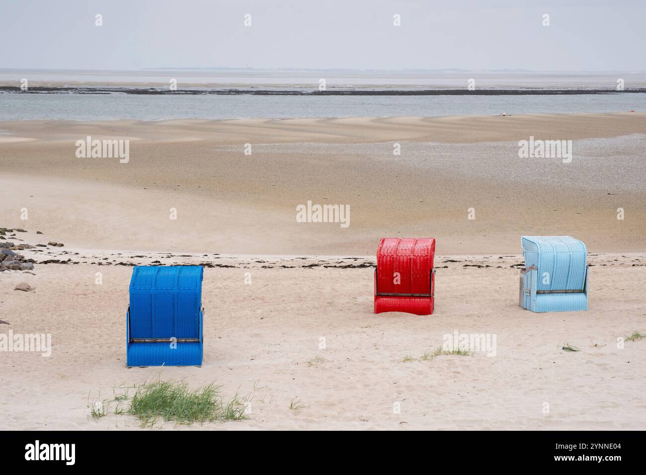 Liegestühle am Sandstrand von Utersum Stockfoto