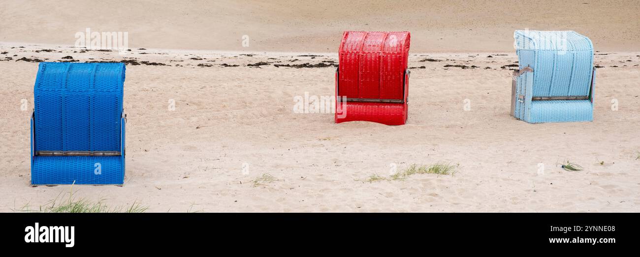 Liegestühle am Sandstrand von Utersum Stockfoto