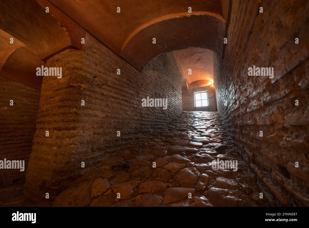 Rampe aus Steinen, die zum oberen Stockwerk der Hagia Sophia führt, touristische Wahrzeichen Moschee, Istanbul, Türkei. Stockfoto