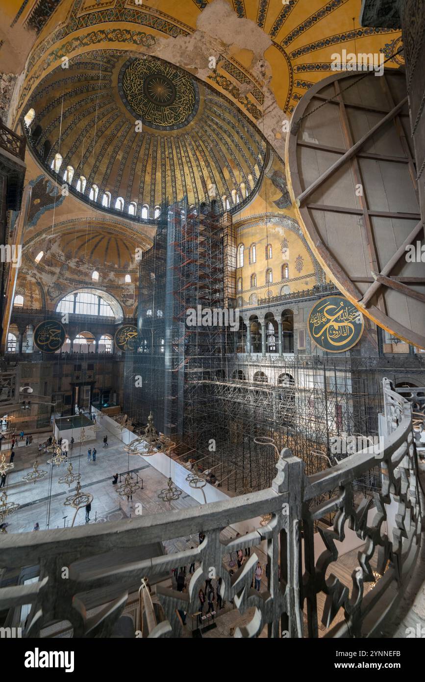 Istanbul, Türkei - 10. Oktober 2014: Inneneinrichtung aus der Hagia Sophia, einer ehemaligen orthodoxen Patriarchalbasilika, später Moschee und heute Museum. Stockfoto