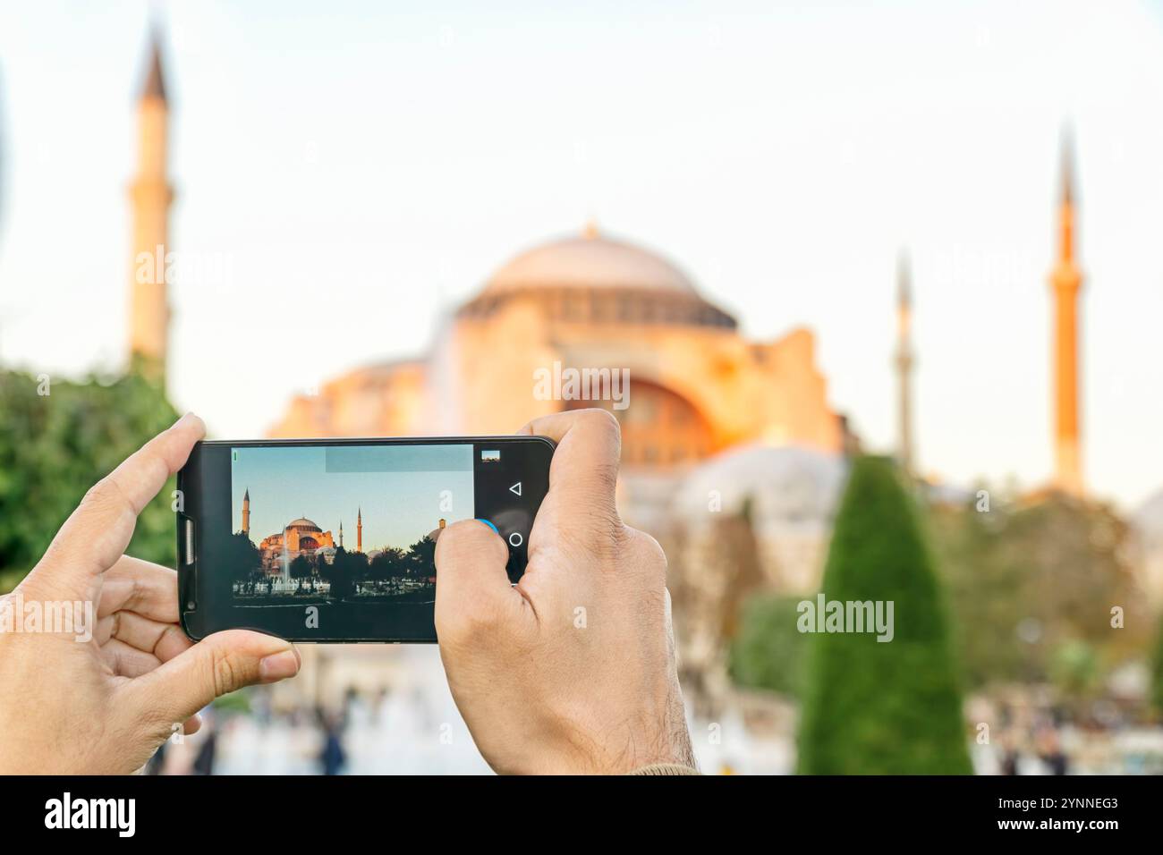 Handfotografie von Hagia Sophia mit Smartphone, Istanbul, Türkei Stockfoto
