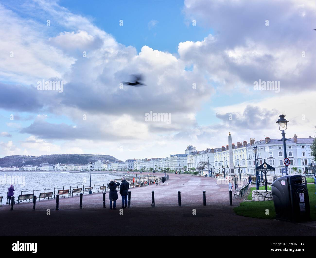 An einem Wintertag in Llandudno, Wales, gibt es eine lange Reihe von Terrassenhotels an der Promenade und am Meer. Stockfoto
