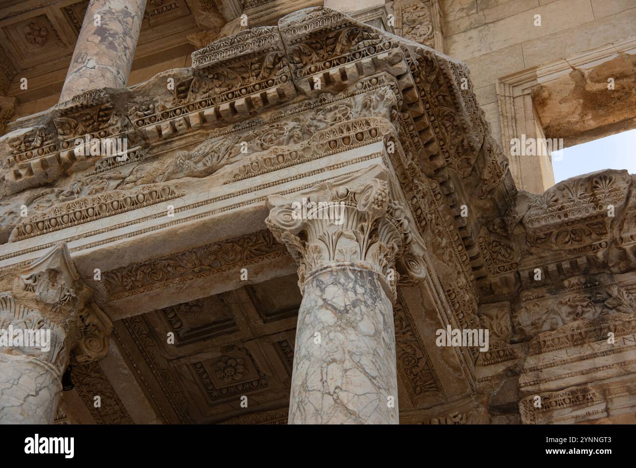 Römische Architekturdetails in Ephesus in der Südtürkei. Stockfoto