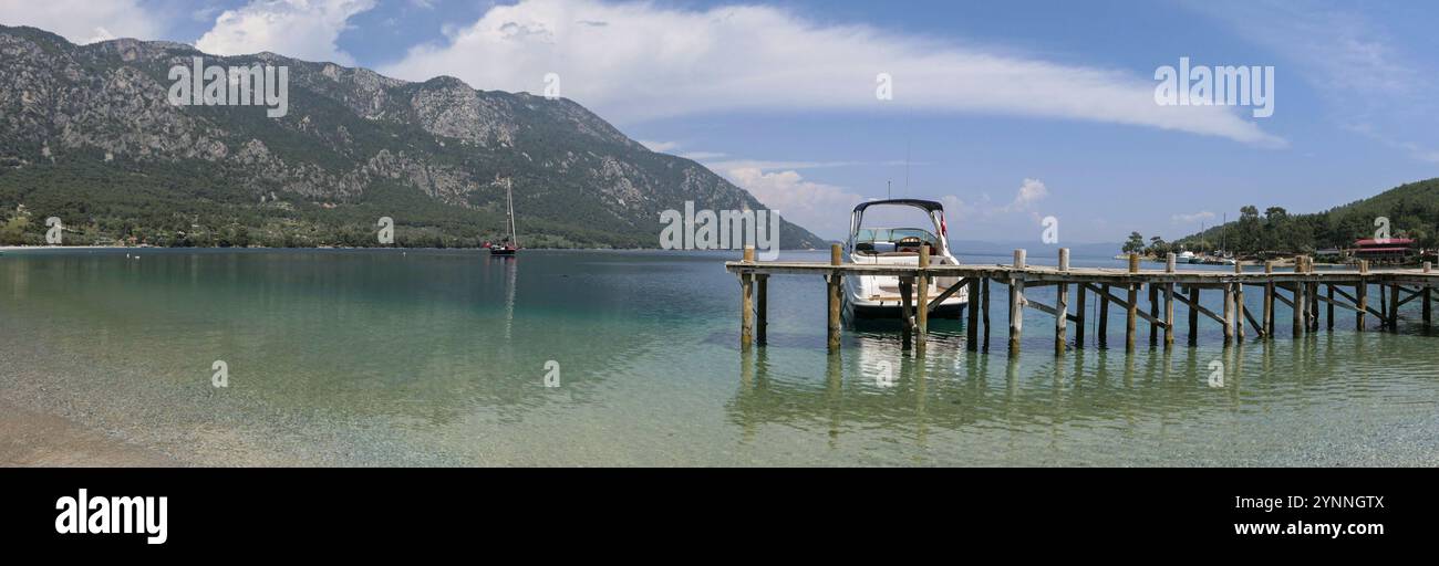 Ruhiger Holzsteg oder Pier Stockfoto