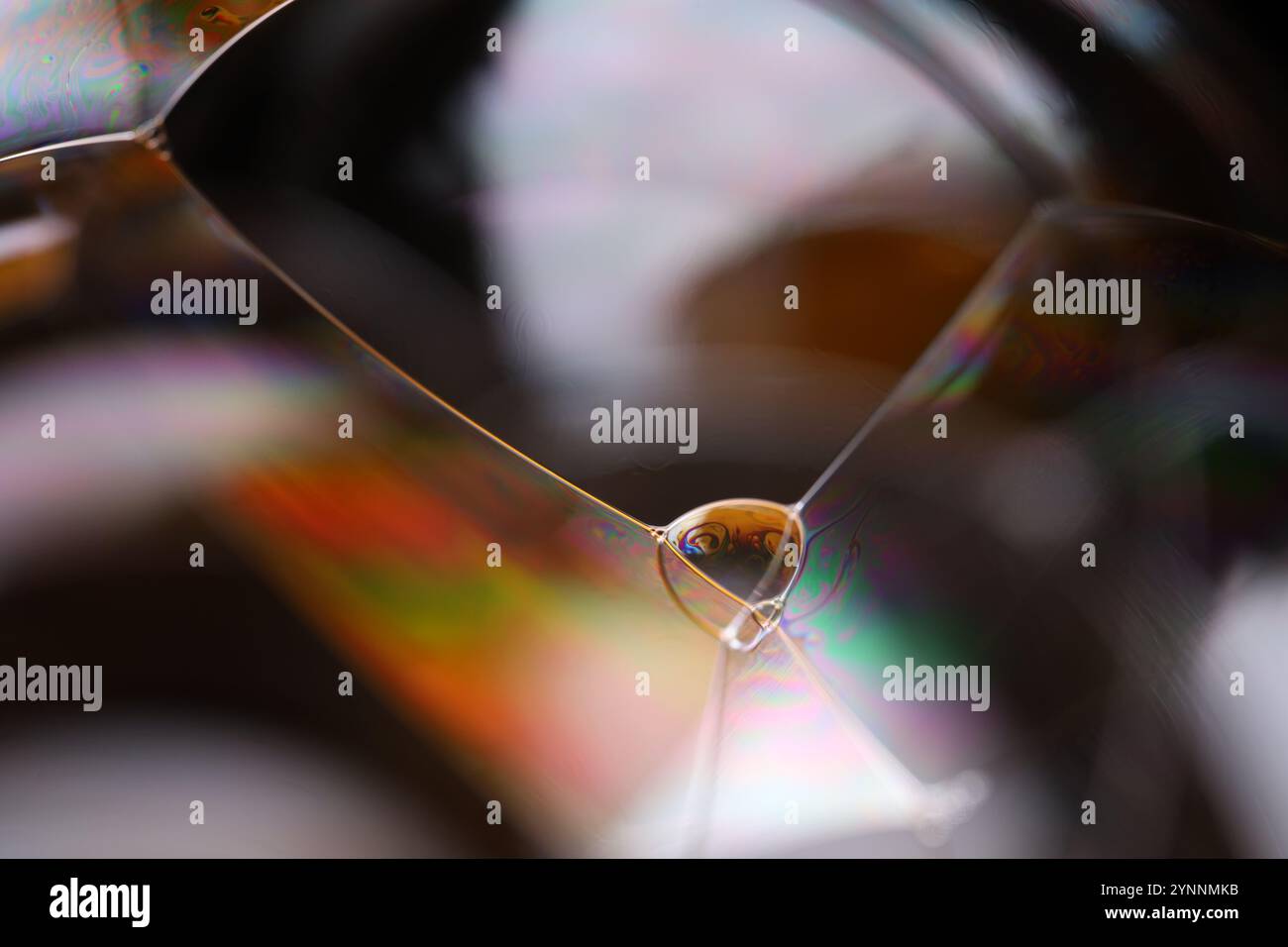 Grüne flüssige phänomenale Struktur, grüne Öle auf dunklem Hintergrund, farbenfrohe abstrakte, surrealistische Kunst, Lichtlinie Stockfoto