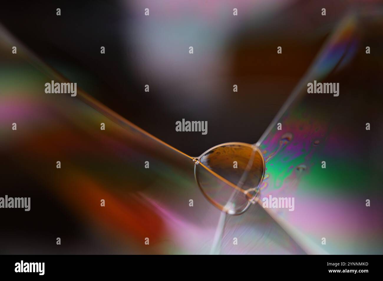 Grüne flüssige phänomenale Struktur, grüne Öle auf dunklem Hintergrund, farbenfrohe abstrakte, surrealistische Kunst, Lichtlinie Stockfoto