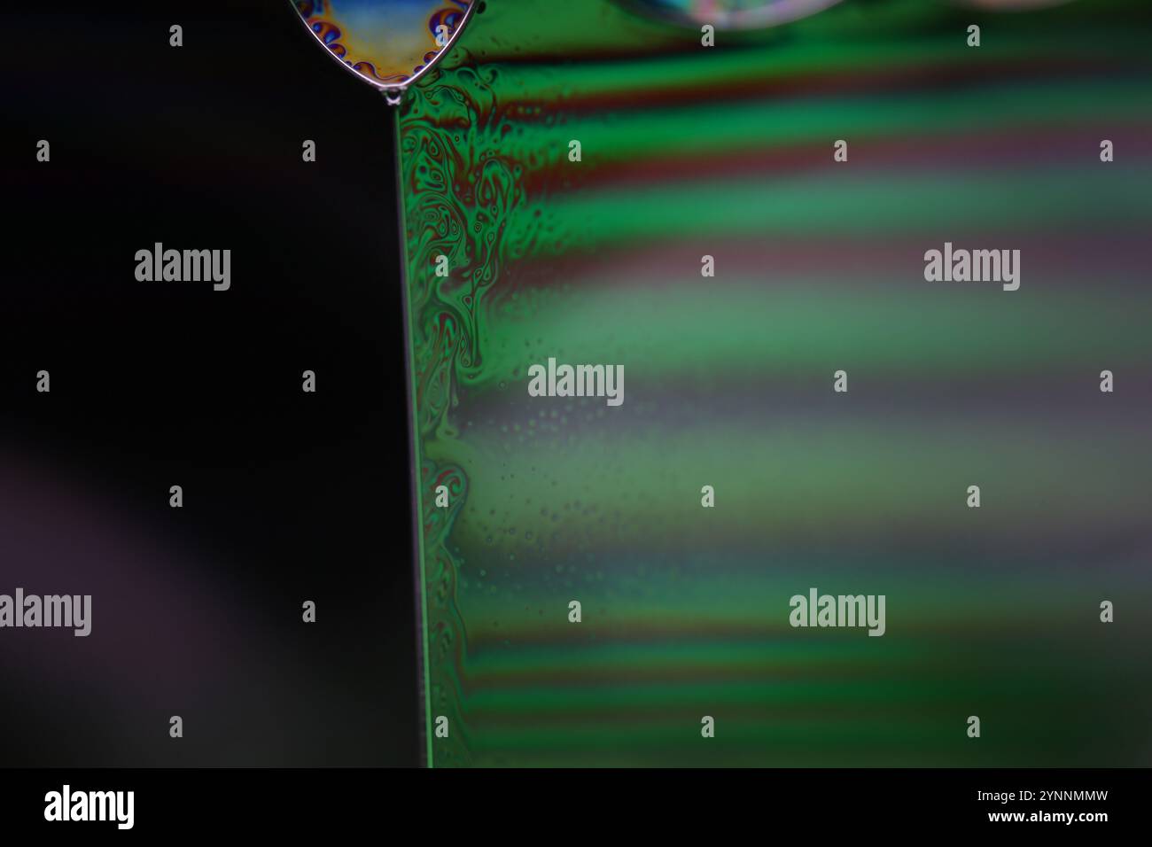 Grüne flüssige phänomenale Struktur, grüne Öle auf dunklem Hintergrund, farbenfrohe abstrakte, surrealistische Kunst, Lichtlinie Stockfoto