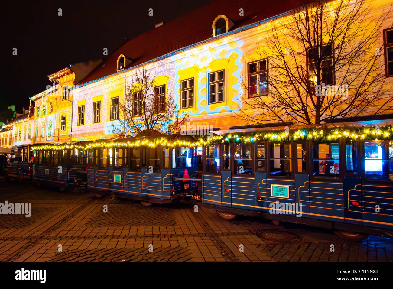 Minizug für Touristen auf dem Sibiu Weihnachtsmarkt. Stockfoto