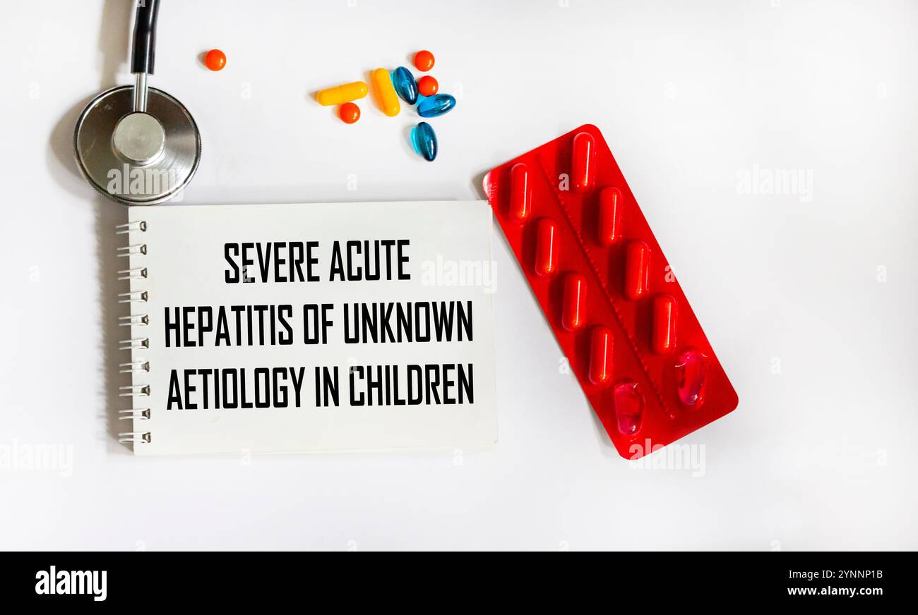 Schwere akute Hepatitis unklarer Ätiologie bei kindlichen Arztterminen mit Stethoskop. Stockfoto