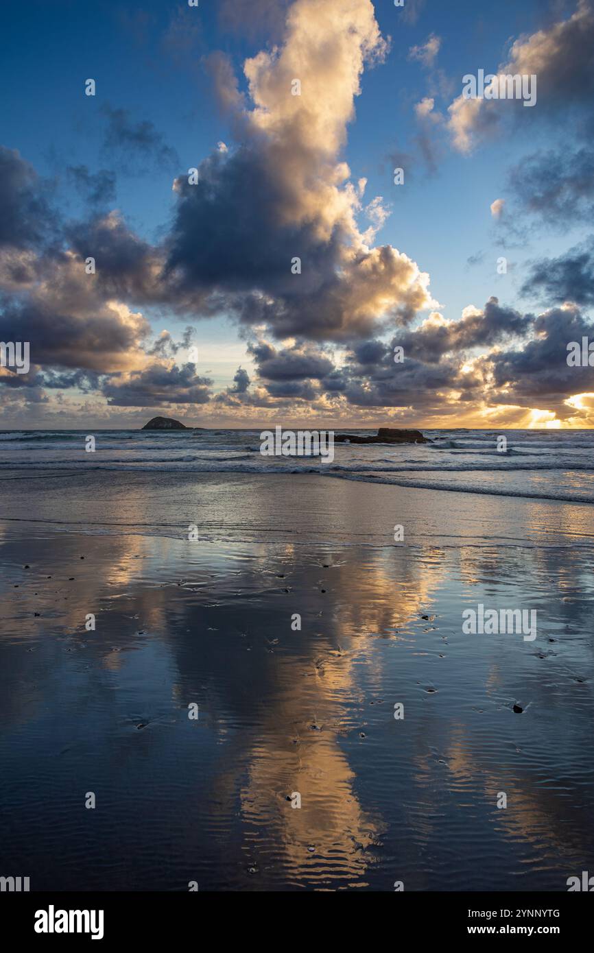 Wunderschöner Strand von Muriwai, bedeckt mit Wolken bei Sonnenuntergang Stockfoto