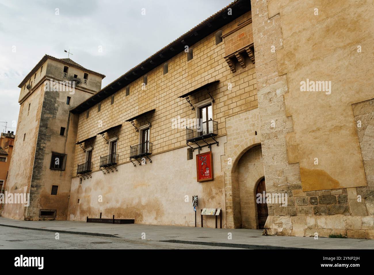 Fassade des Grafschaftspalastes von Cocentaina, historisches Erbe von Spanien Stockfoto