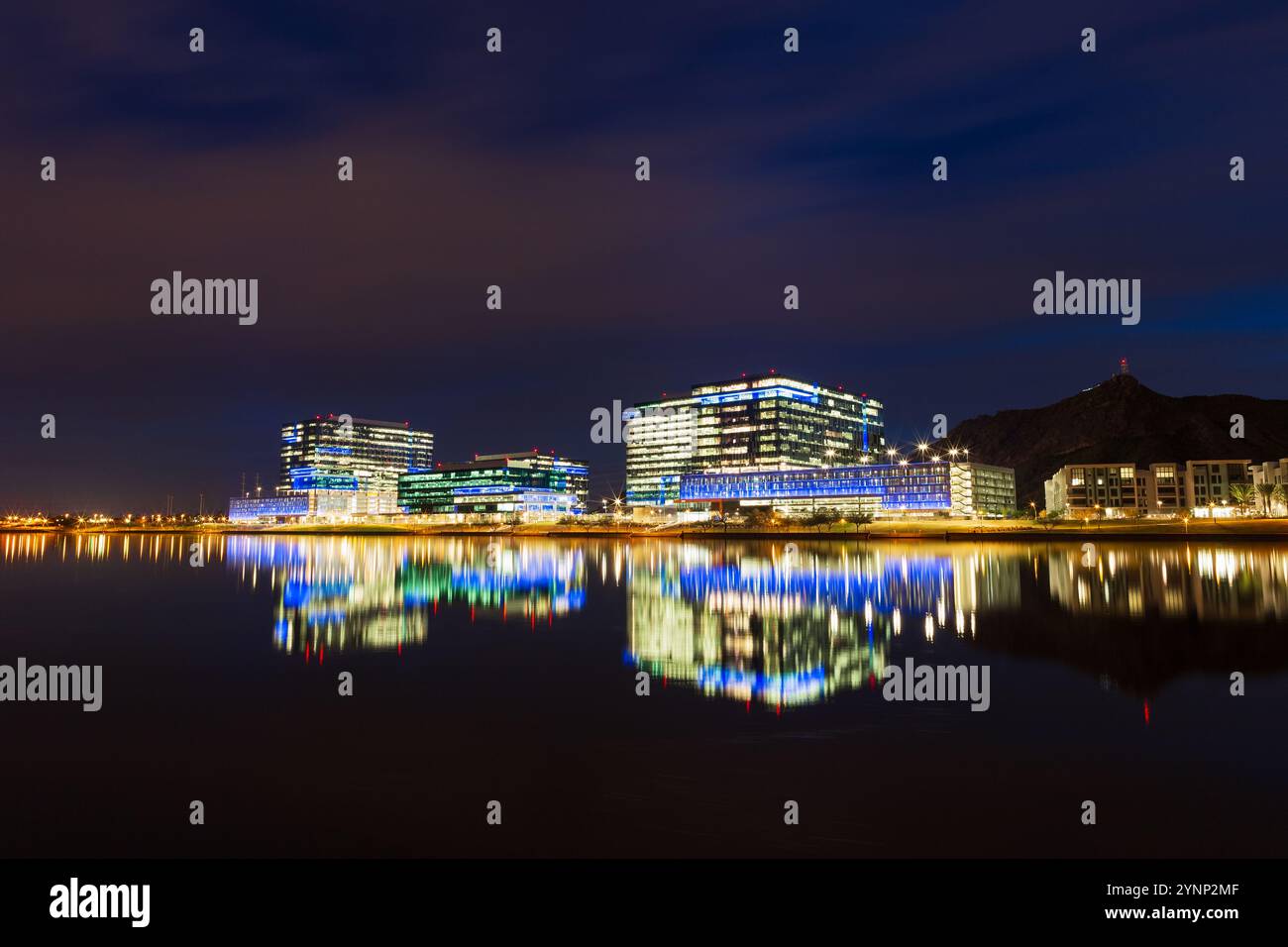 Die Lichter der Stadt spiegeln sich im Tempe Town Lake Stockfoto