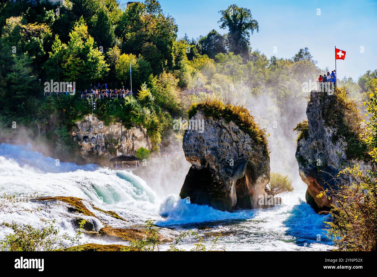 Rheinfall und Rheinfallfelsen. Der Rheinfall ist ein Wasserfall in der Schweiz und der mächtigste Wasserfall Europas. Die Wasserfälle befinden sich auf Stockfoto