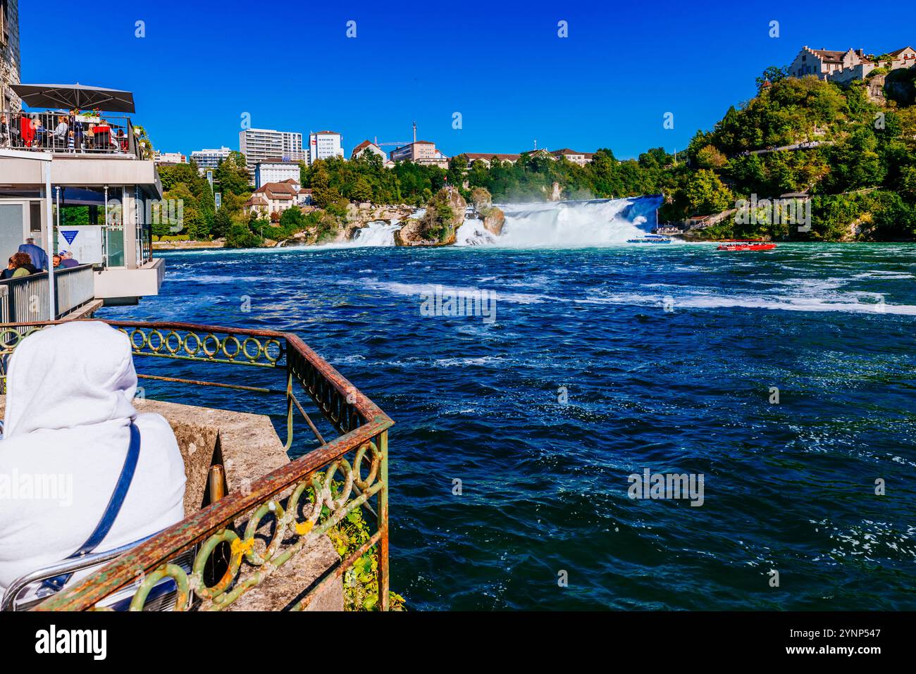 Cafe-Terrasse am Schloss Wörth vor den Wasserfällen. Der Rheinfall ist ein Wasserfall in der Schweiz und der mächtigste Wasserfall in Europa Stockfoto