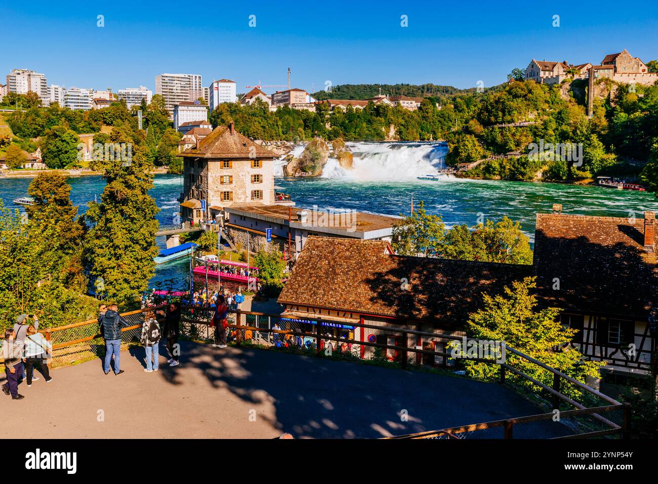 Touristische Einrichtungen. Rheinfall, Rheinfallfelsen und Schloss Laufen. Der Rheinfall ist ein Wasserfall in der Schweiz und der mächtigste Wasserfall Stockfoto