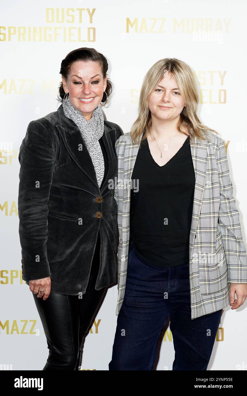 Ruthie Henshall und ihre Tochter Lily kamen zur Pressenacht von Mazz Murray: The Music of Dusty Springfield im Adelphi Theatre in London. Bilddatum: Dienstag, 26. November 2024. Stockfoto