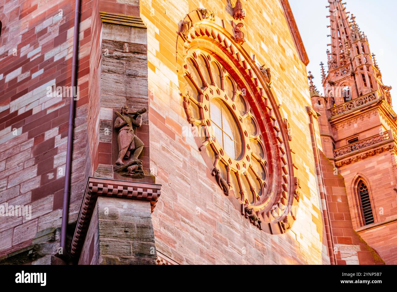 Über dem Gallustor befindet sich das Rosenfenster, das als „Glücksrad“ bekannt ist. Das Basler Münster ist ursprünglich ein religiöses Gebäude in der Schweizer Stadt Basel Stockfoto