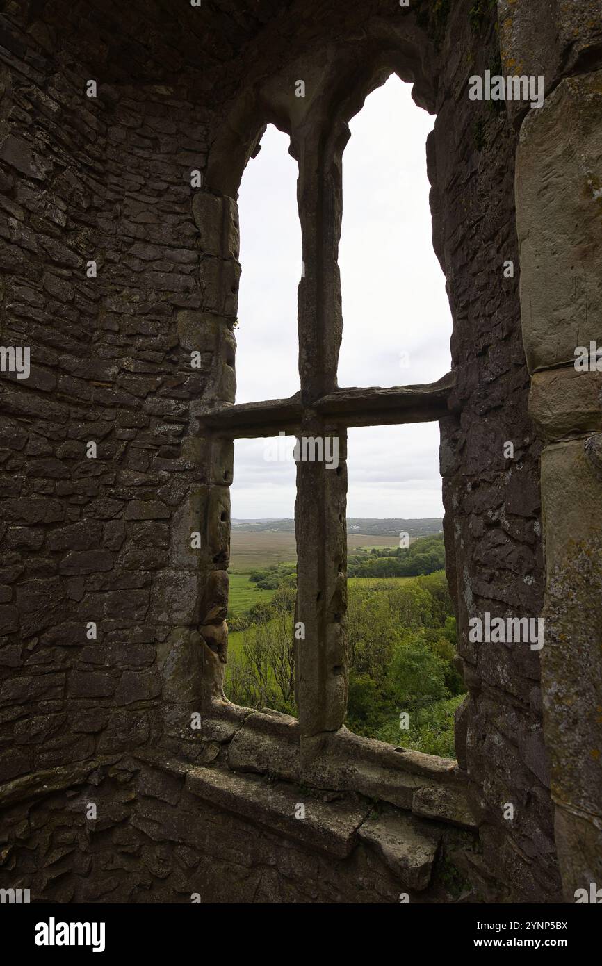 Wales, Gower Peninsula - 2. Juli 2024: Blick auf die Landschaft durch ein Fenster von Woebley Castle. Stockfoto