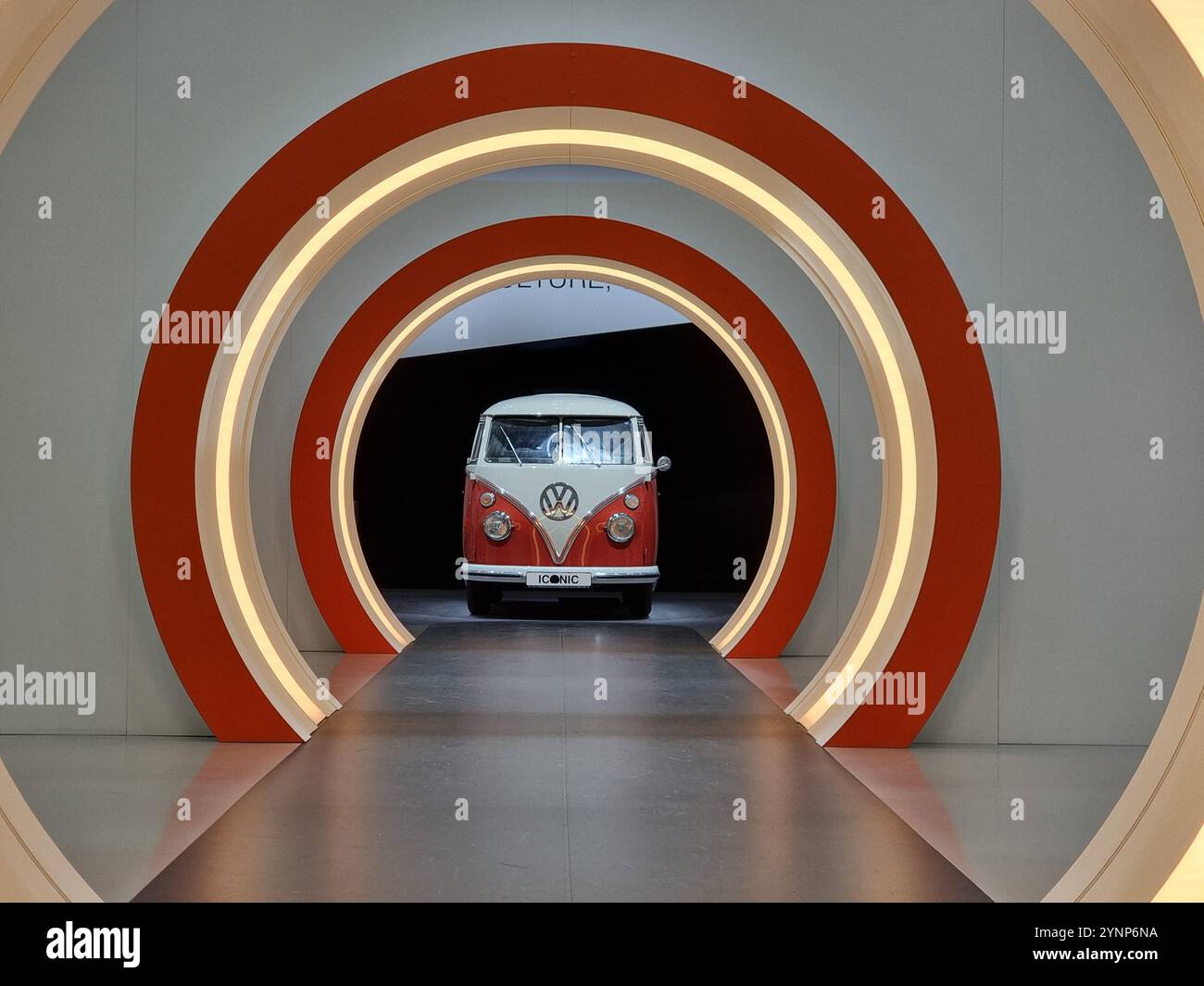 Volkswagen-Kleinbus-Van, wie auf der Ikonenausstellung in Berlin ausgestellt Stockfoto