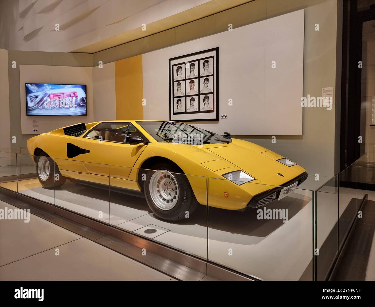 Klassischer gelber Lamborghini Countach-Sportwagen auf der legendären Volkswagen-Ausstellung in Berlin Stockfoto