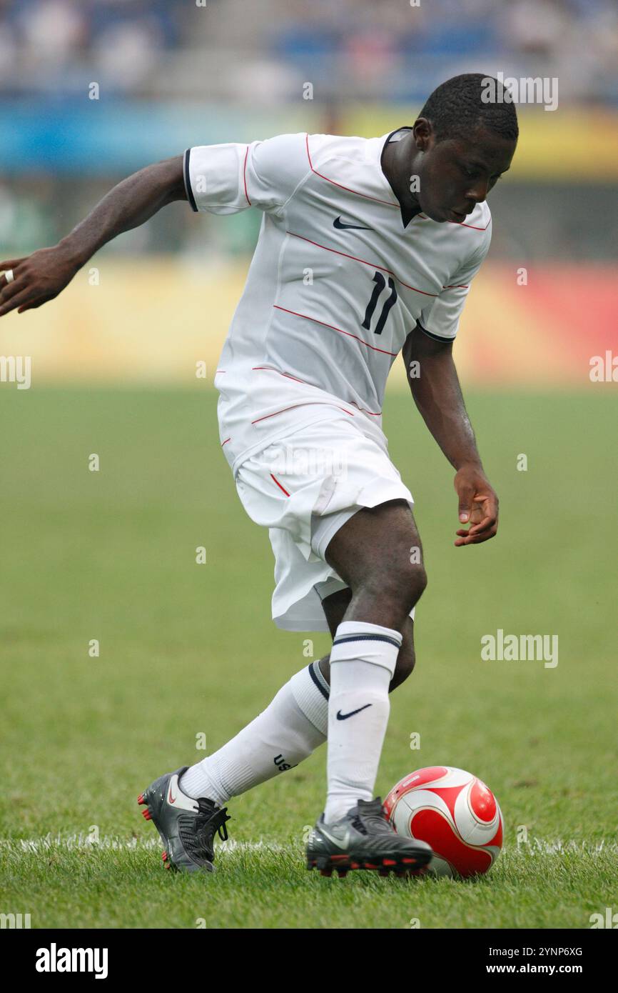 TIANJIN, CHINA – 7. AUGUST: Freddy Adu aus den Vereinigten Staaten dribbelt den Ball während eines Gruppenspiels gegen Japan beim Fußballturnier der Olympischen Spiele in Peking am 7. August 2008 in Tianjin, China. Nur redaktionelle Verwendung. (Foto: Jonathan Paul Larsen / Diadem Images) Stockfoto