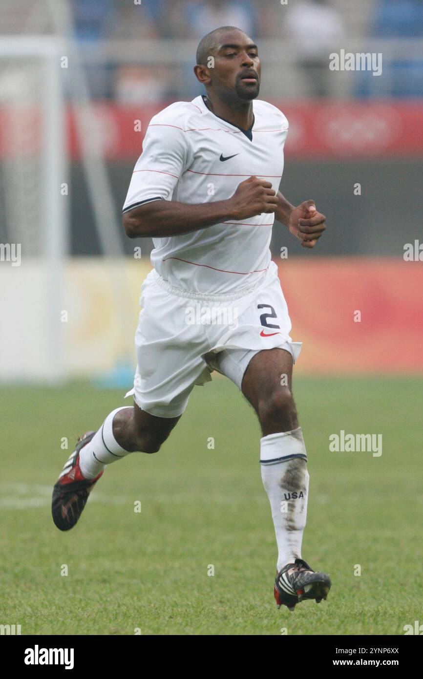 TIANJIN, CHINA - 7. AUGUST: Marvell Wynne aus den USA macht sich bereit für den Start der zweiten Halbzeit gegen Japan in einem Spiel der Gruppe B beim Fußballturnier der Olympischen Spiele in Peking am 7. August 2008 in Tianjin, China. Nur redaktionelle Verwendung. (Foto: Jonathan Paul Larsen / Diadem Images) Stockfoto