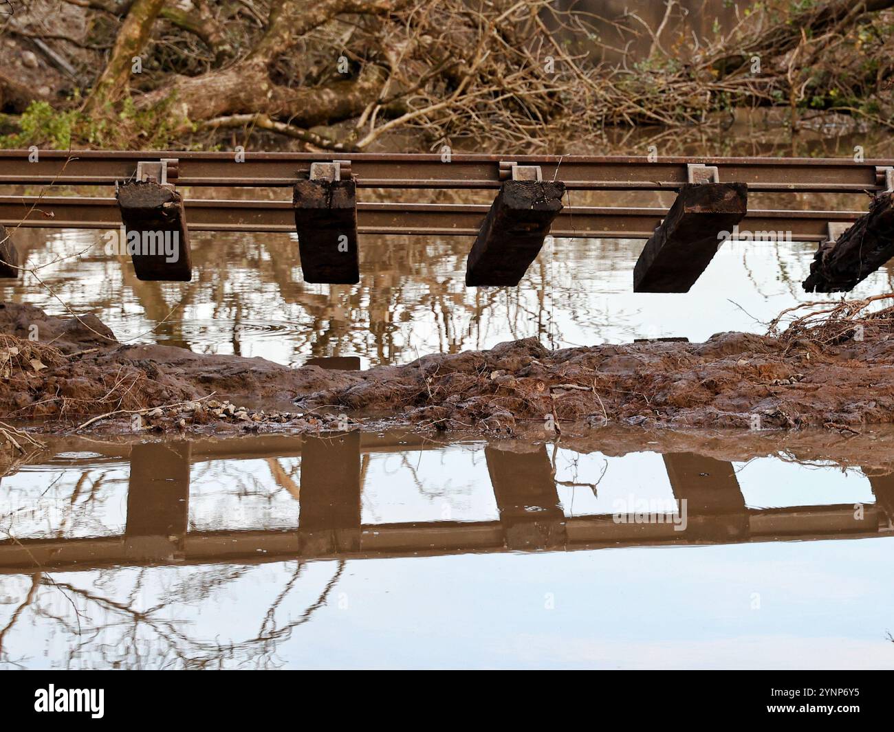 Stover Canal, Newton Abbot, Devon, Großbritannien. November 2024. Wetter in Großbritannien: Sturm Bert folgt der Bahnstrecke, die nach starkem Schnee und Überschwemmungen am Stover Canal, Newton Abbot, Devon, weggespült wird. Der Radweg, der Fußweg und die Bahnstrecke sind bis auf weiteres gesperrt. Credit: Nidpor/Alamy Live News Stockfoto