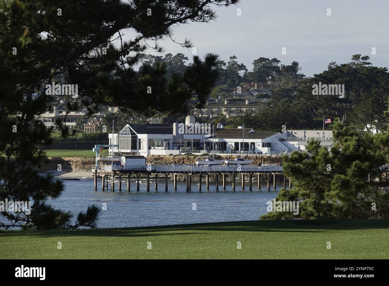 Pebble Beach, Monterey Peninsula, Kalifornien USA - 2024 Blick über die Stillwater Cove zum Beach Club und der Lodge at Pebble Beach Golf Links Stockfoto